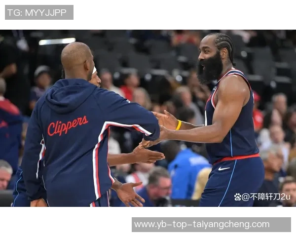 快船赢球海报曝光小卡笑容灿烂哈登背影引发球迷热议